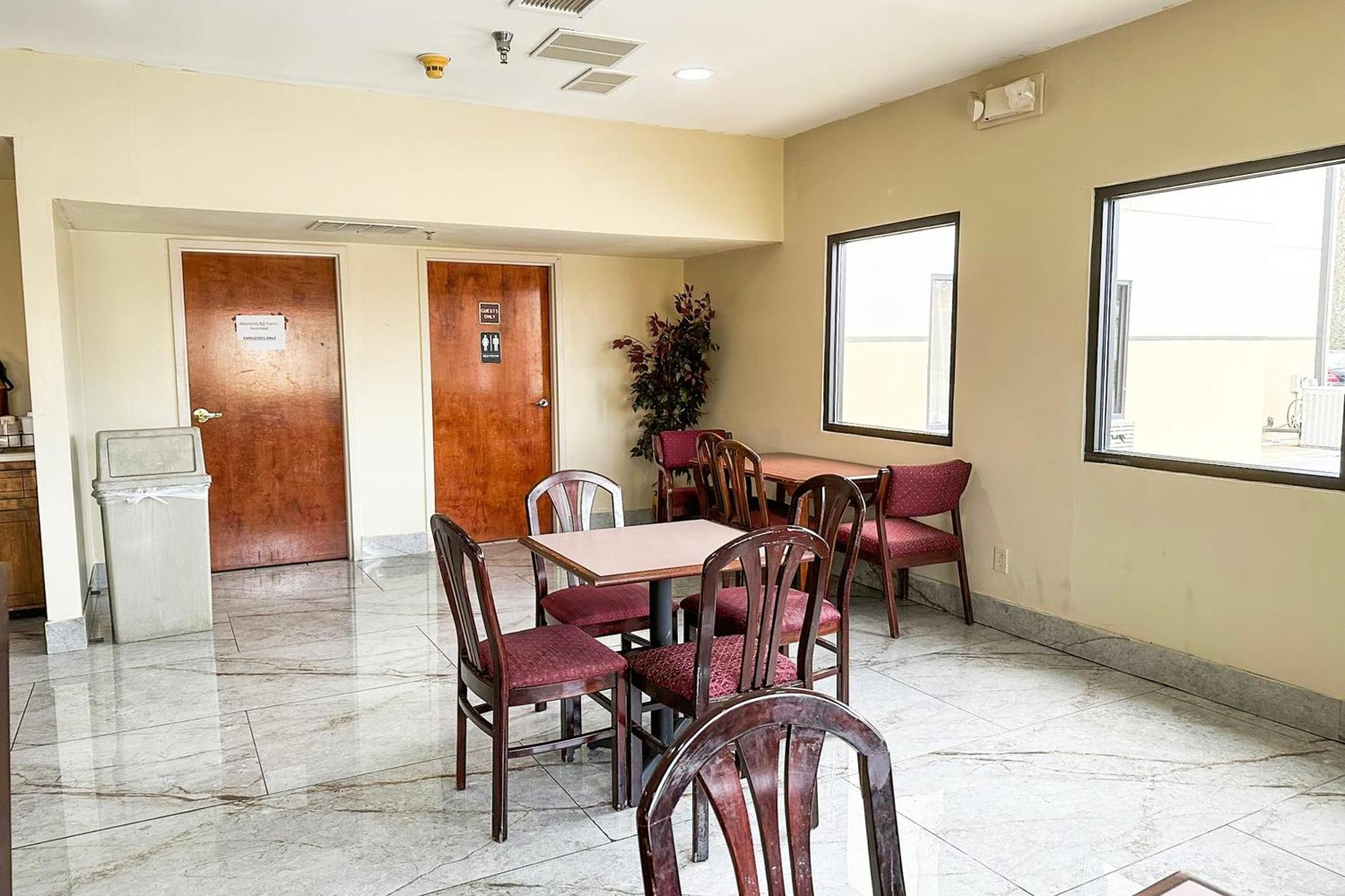 Oyo Hotel Rome West Ga Bagian luar foto